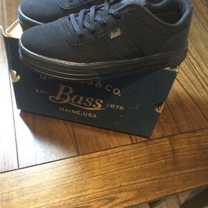 New boys BASS shoe in size 3. Black